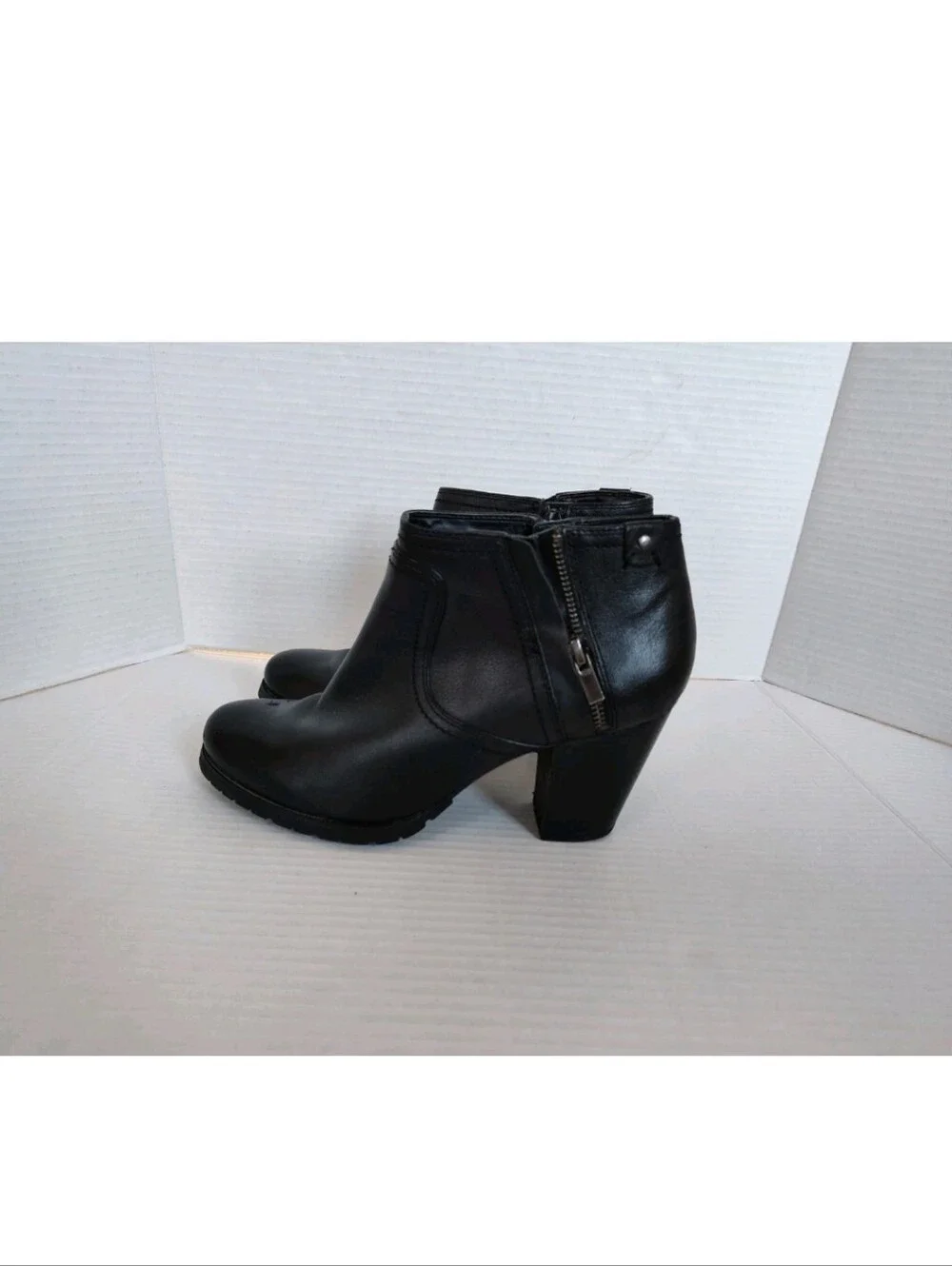 Clarks Artisan Black Leather Ankle Boots w Zippers Mission Halle Sz 9 Block Heel